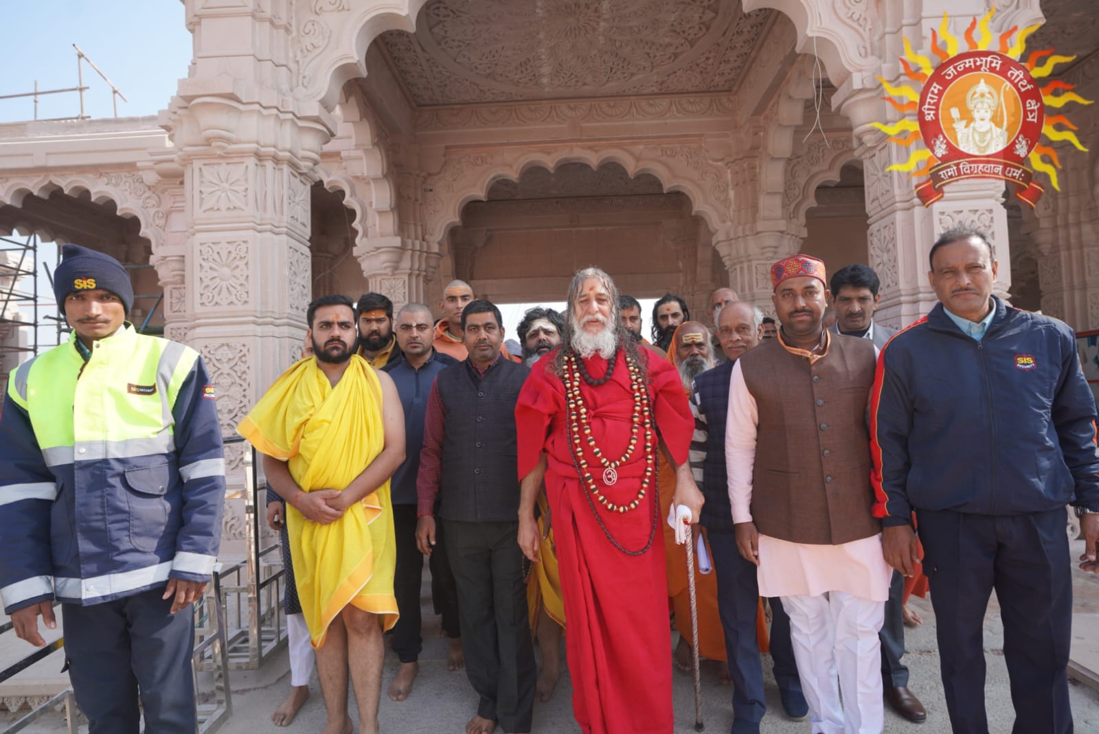 कश्मीर के अटल अखाड़ा के श्रद्धालुओं ने दर्शन किया कश्मीर के अटल अखाड़ा के श्रद्धालुओं ने दर्शन किया