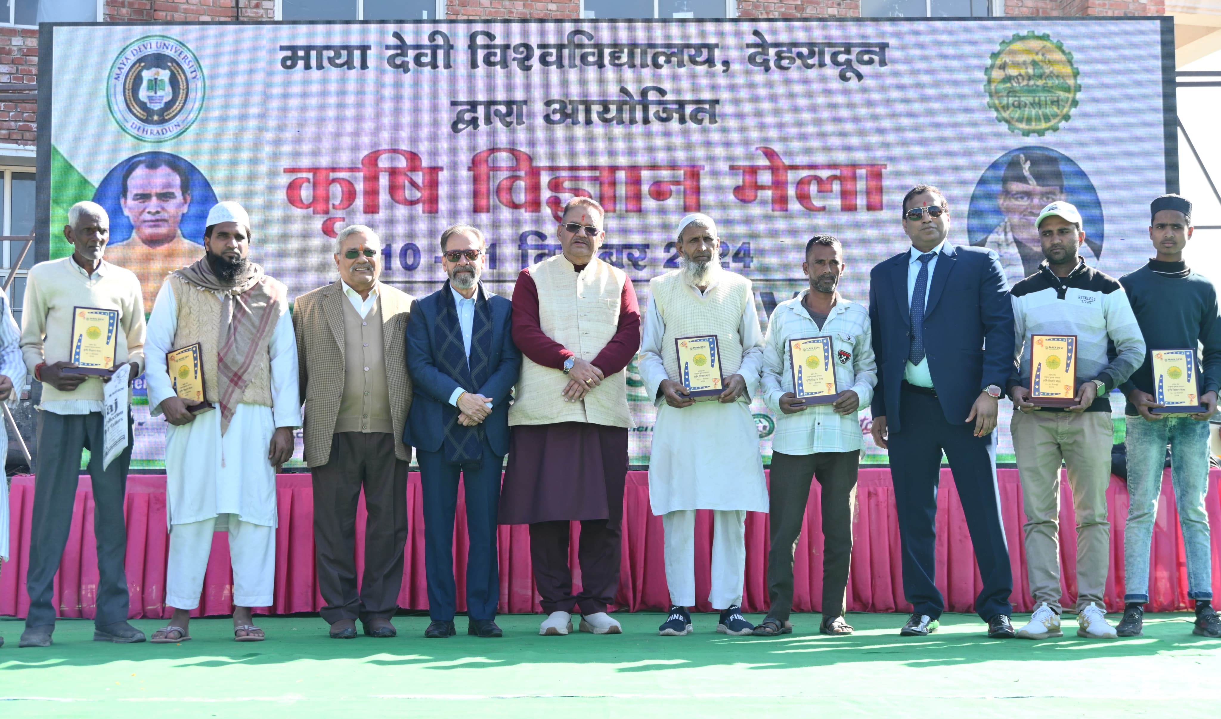 सम्मानित जनों के साथ सम्मानित जनों के साथ