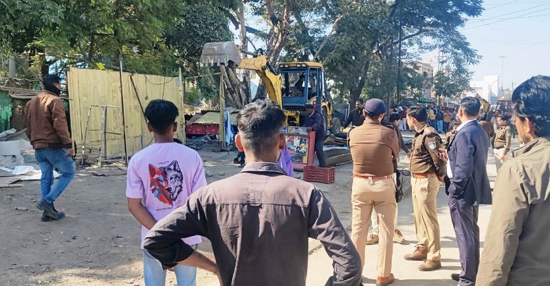 अतिक्रमण के खिलाफ जिला प्रशासन की बड़ी कार्रवाई अतिक्रमण के खिलाफ जिला प्रशासन की बड़ी कार्रवाई