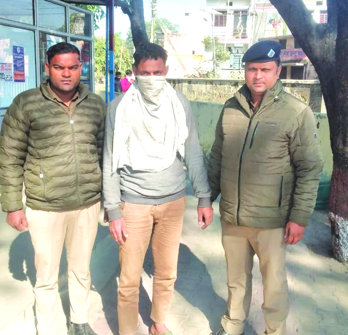 पुलिस गिरफ्त में आरोपित पुलिस गिरफ्त में आरोपित