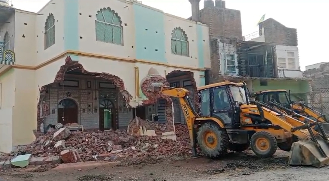 प्रशासन ने नूरी जामा मस्जिद का अतिक्रमण बुलडोज़र से हटवाया प्रशासन ने नूरी जामा मस्जिद का अतिक्रमण बुलडोज़र से हटवाया