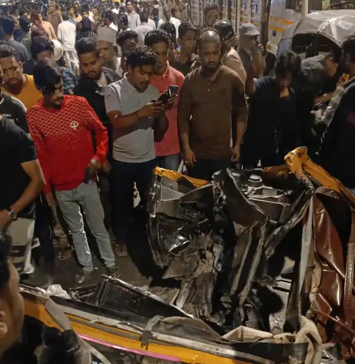 मुंबई में बेकाबू बस ने भीड़ को रौंदा, 3 की मौत और 25 घायल मुंबई में बेकाबू बस ने भीड़ को रौंदा, 3 की मौत और 25 घायल