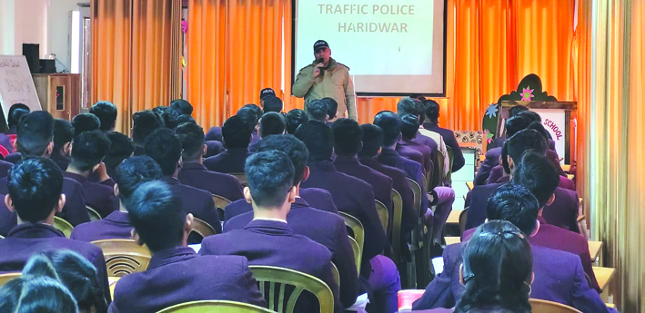 जानकारी देते हुए