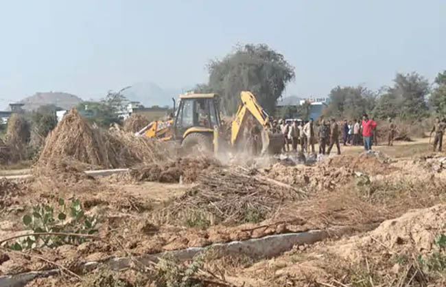 अवैध कॉलोनी में तोड़फोड़ की कार्रवाई करते हुए नगर योजनाकार विभाग की टीम। अवैध कॉलोनी में तोड़फोड़ की कार्रवाई करते हुए नगर योजनाकार विभाग की टीम।