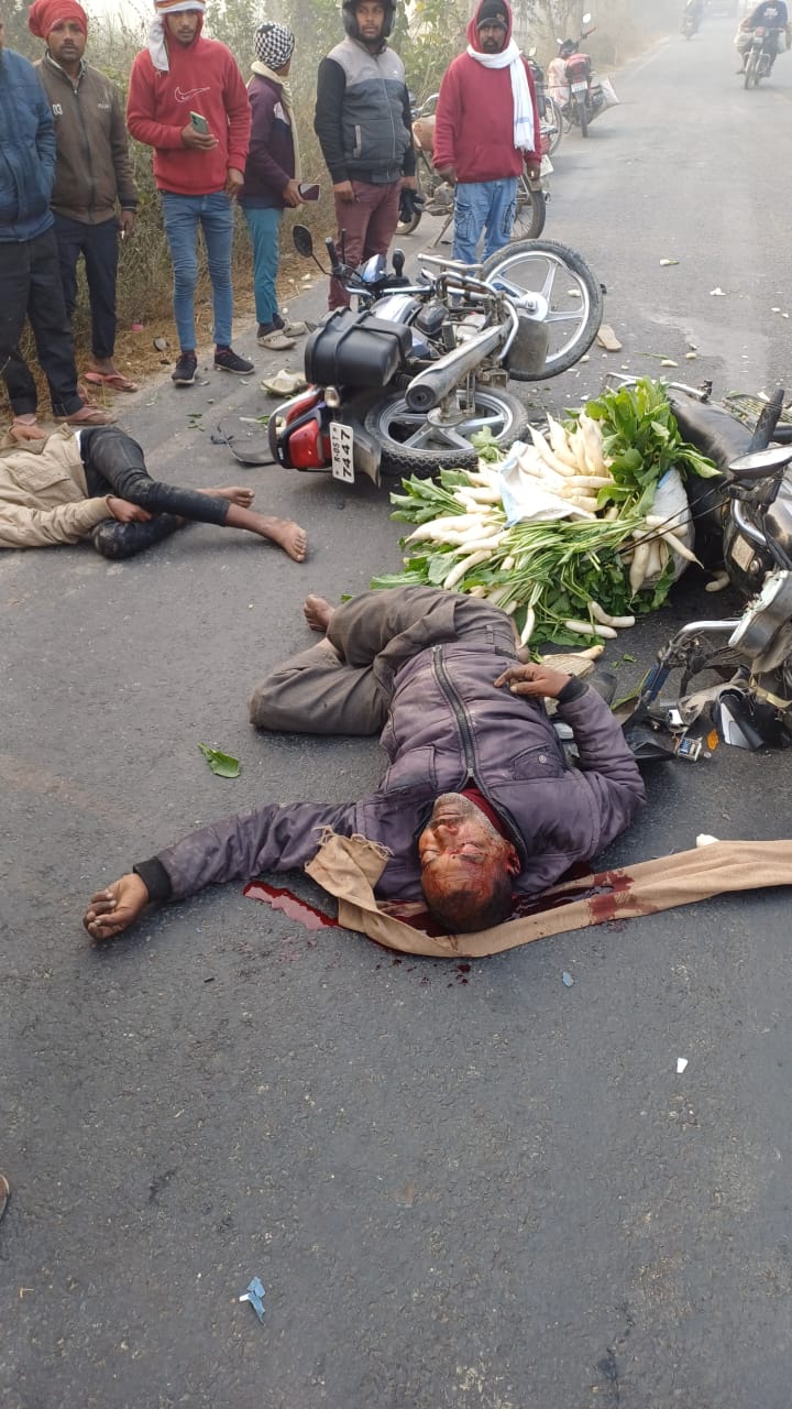 सड़क पर पड़ा मृतक का शव सड़क पर पड़ा मृतक का शव
