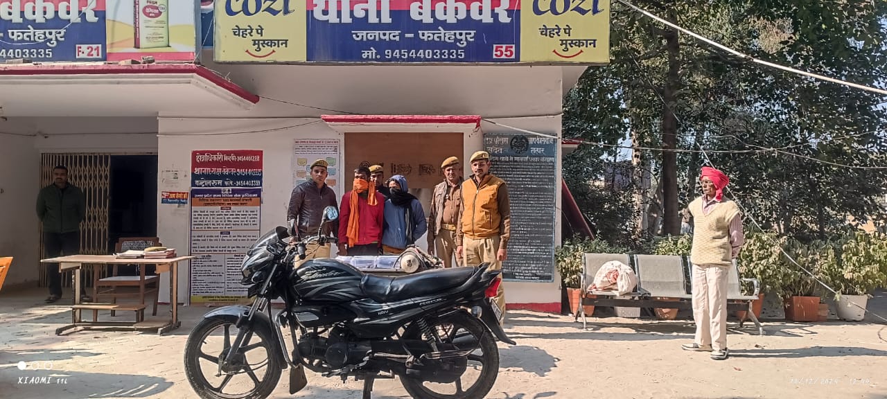 पुलिस गिरफ्तार में शातिर चोर पुलिस गिरफ्तार में शातिर चोर