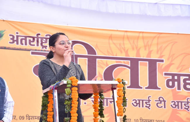 सेमिनार को संबोधित करते हुए पुलिस अधीक्षक सेमिनार को संबोधित करते हुए पुलिस अधीक्षक
