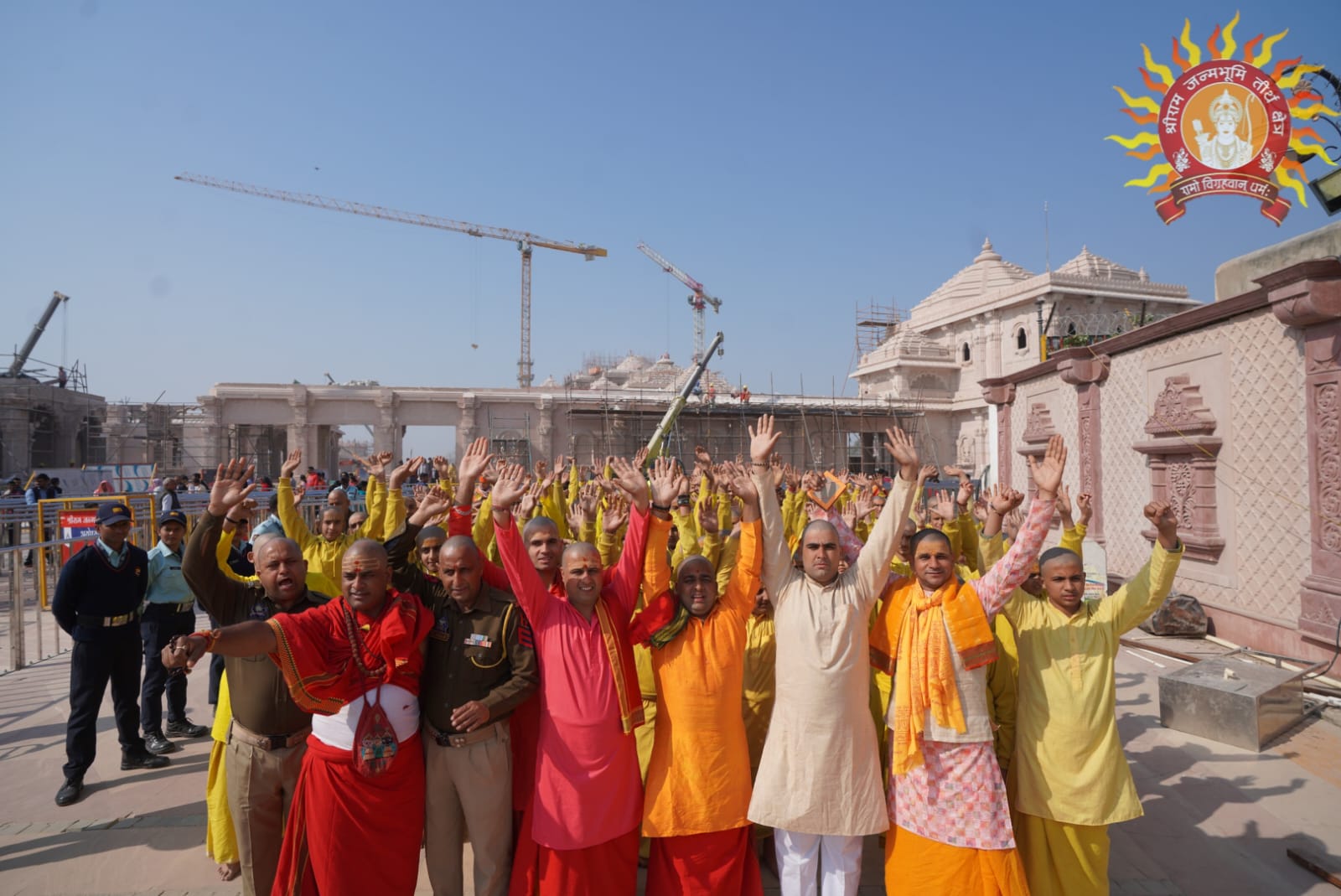 कश्मीर के अटल अखाड़ा के श्रद्धालुओं ने दर्शन किया कश्मीर के अटल अखाड़ा के श्रद्धालुओं ने दर्शन किया