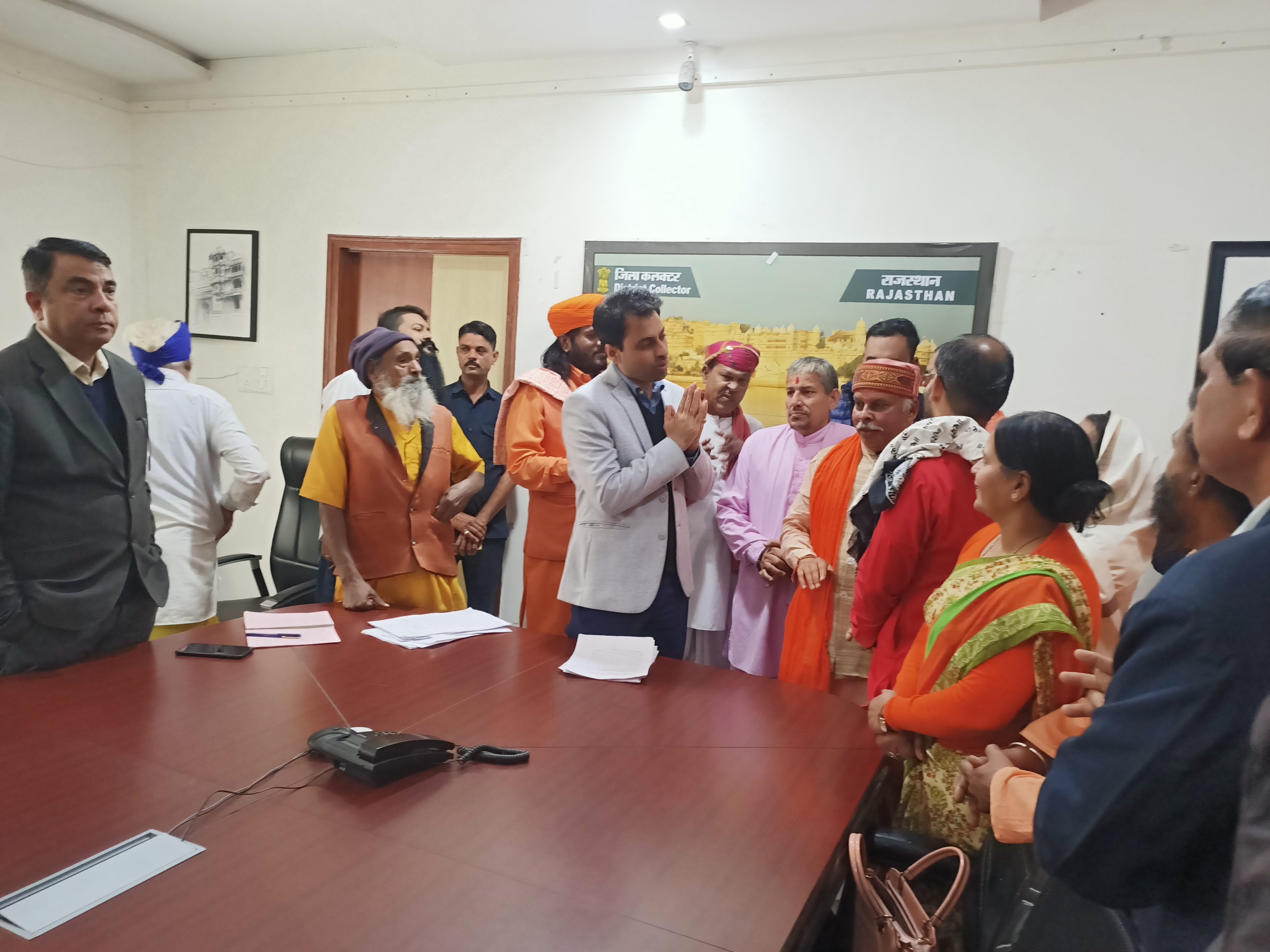 उदयपुर में सर्व हिंदू समाज ने किया विरोध प्रदर्शन, राष्ट्रपति को सौंपा ज्ञापन उदयपुर में सर्व हिंदू समाज ने किया विरोध प्रदर्शन, राष्ट्रपति को सौंपा ज्ञापन