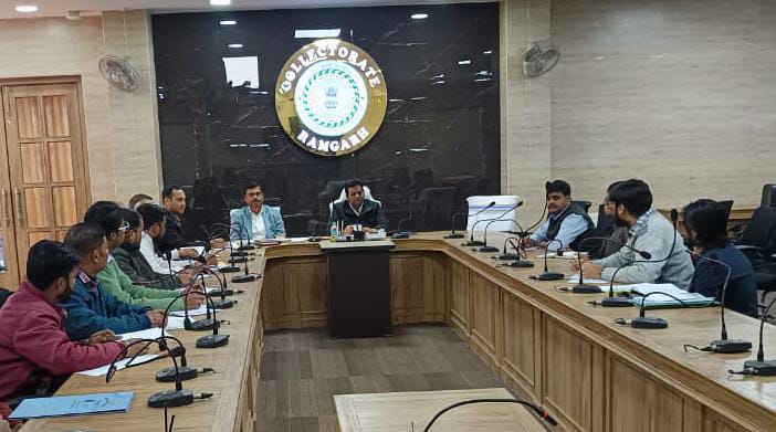 बैठक में शामिल अधिकारी बैठक में शामिल अधिकारी