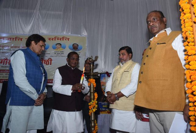 दीप प्रज्ज्वलित करते असम के राज्यपाल लक्ष्मण आचार्य