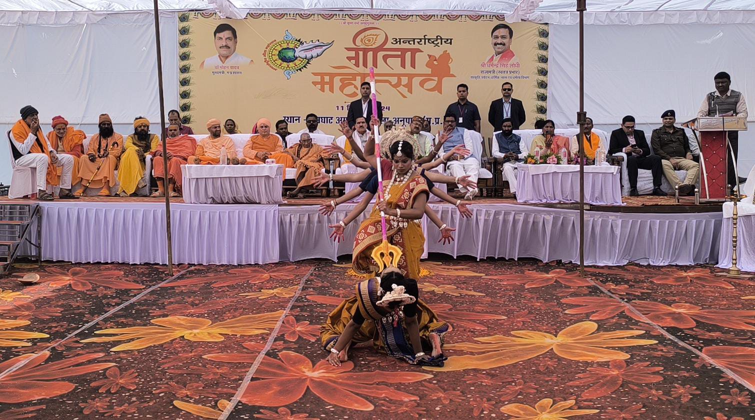 छात्राओं का रंगारंग सांस्कृतिक कार्यक्रम देते छात्राओं का रंगारंग सांस्कृतिक कार्यक्रम देते