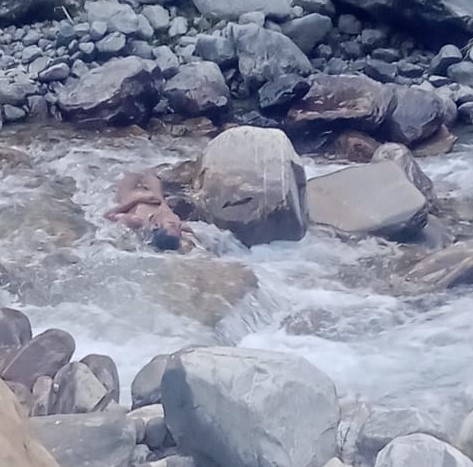 नीती घाटी क्षेत्र के सूकी गांव के गाडी ब्रिज के नीचे नदी में पड़ा शव। नीती घाटी क्षेत्र के सूकी गांव के गाडी ब्रिज के नीचे नदी में पड़ा शव।