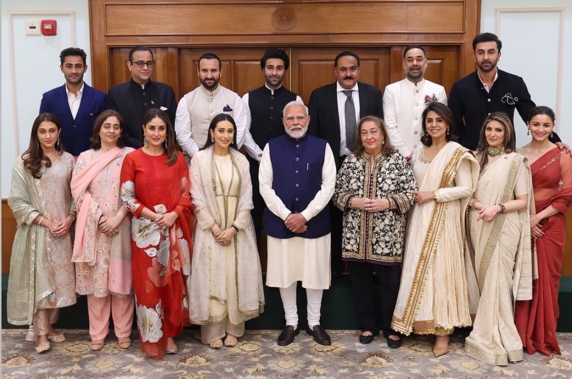 प्रधानमंत्री मोदी से मुलाकात के दौरान राज कपूर के परिवार के सदस्य प्रधानमंत्री मोदी से मुलाकात के दौरान राज कपूर के परिवार के सदस्य