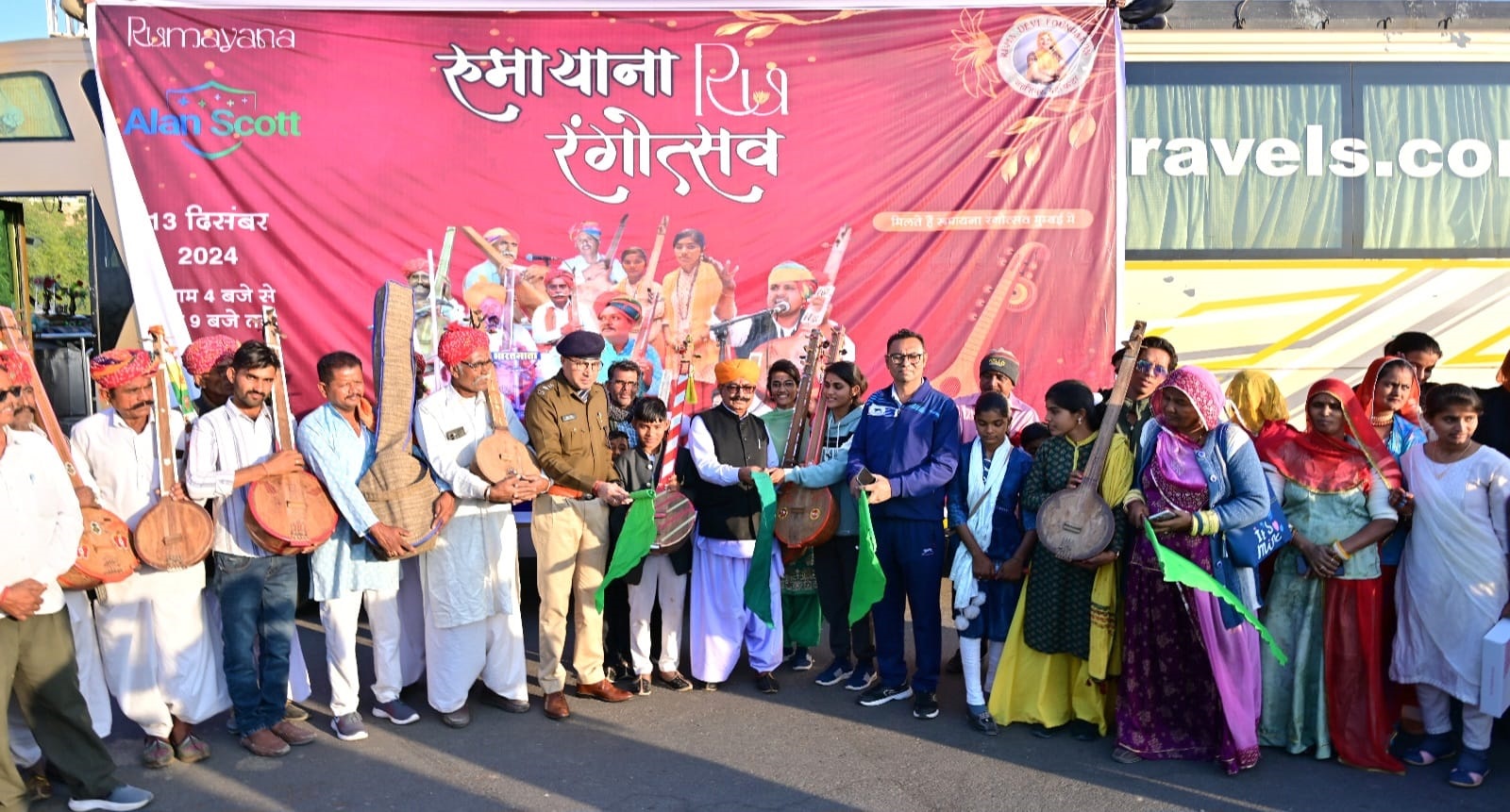 लोक वाणी गायकों और महिला दस्तकारों की बस को झंडी दिखाकर रवाना करते एसपी मीणा। लोक वाणी गायकों और महिला दस्तकारों की बस को झंडी दिखाकर रवाना करते एसपी मीणा।