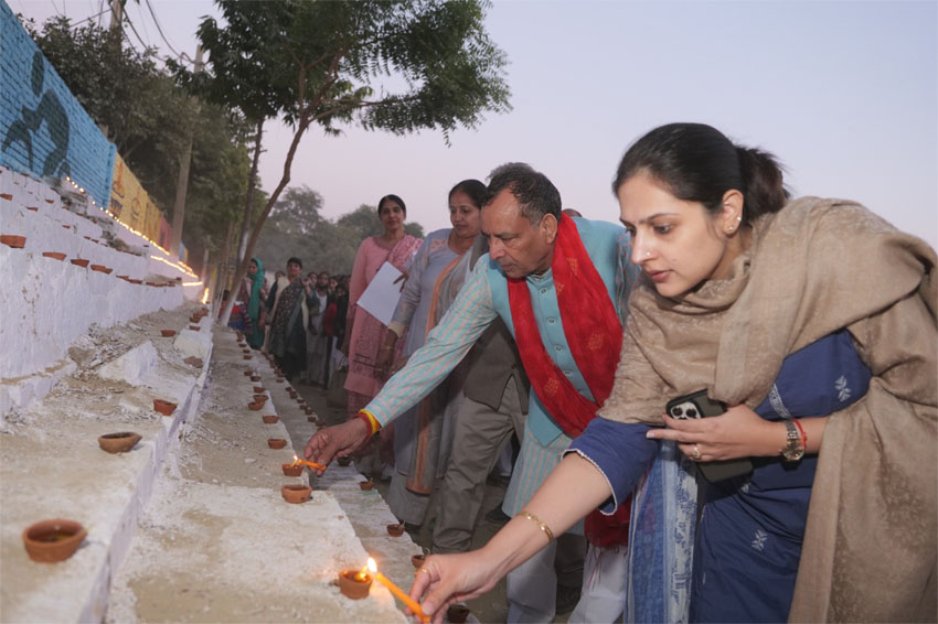 11 Snp-4 सोनीपत: प्रदेशाध्यक्ष मोहनलाल बड़ौली ने गीता महोत्सव में दीप प्रज्जवलित करते हुए 11 Snp-4 सोनीपत: प्रदेशाध्यक्ष मोहनलाल बड़ौली ने गीता महोत्सव में दीप प्रज्जवलित करते हुए
