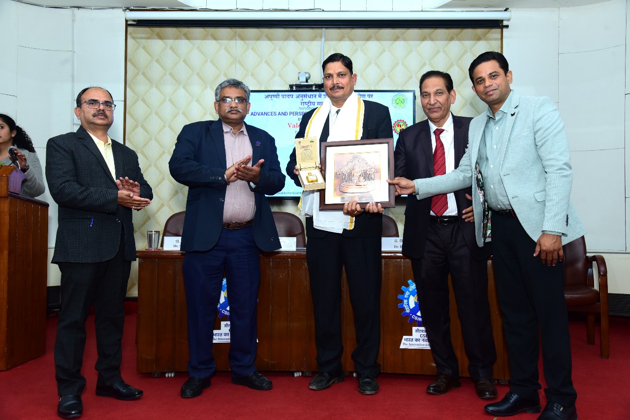 सीएसआईआर-राष्ट्रीय वनस्पति अनुसंधान संस्थान में आयोजित कार्यक्रम में मंचासीन अतिथि सीएसआईआर-राष्ट्रीय वनस्पति अनुसंधान संस्थान में आयोजित कार्यक्रम में मंचासीन अतिथि