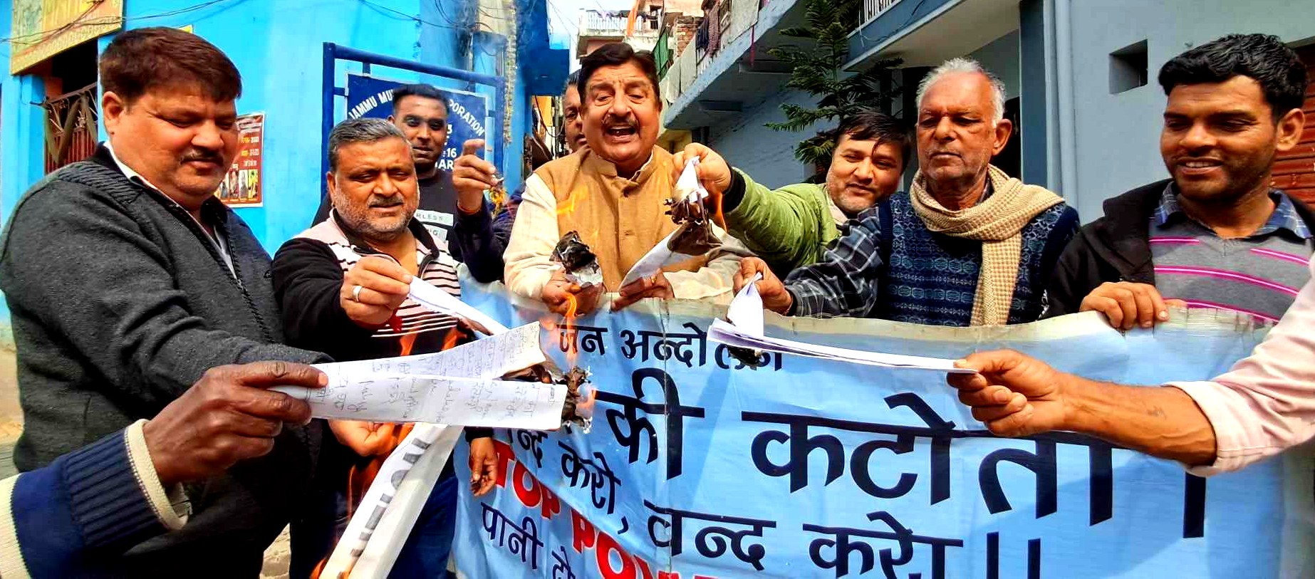बिजली की बढ़ी दरों के खिलाफ विरोध प्रदर्शन किया बिजली की बढ़ी दरों के खिलाफ विरोध प्रदर्शन किया