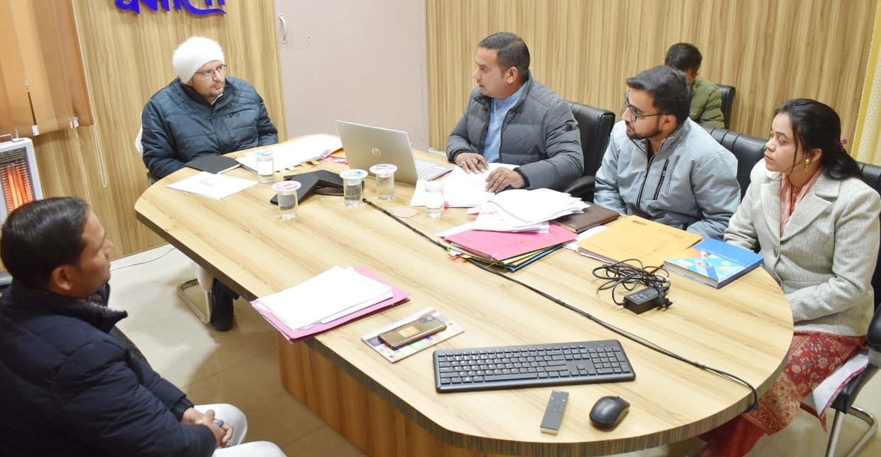 गोपेश्वर में प्राधिकरण की समीक्षा बैठक लेते हुए डीएम। गोपेश्वर में प्राधिकरण की समीक्षा बैठक लेते हुए डीएम।