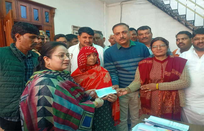 सुमन देवी को चेक देती स्वास्थ्य मंत्री आरती सिंह राव। सुमन देवी को चेक देती स्वास्थ्य मंत्री आरती सिंह राव।