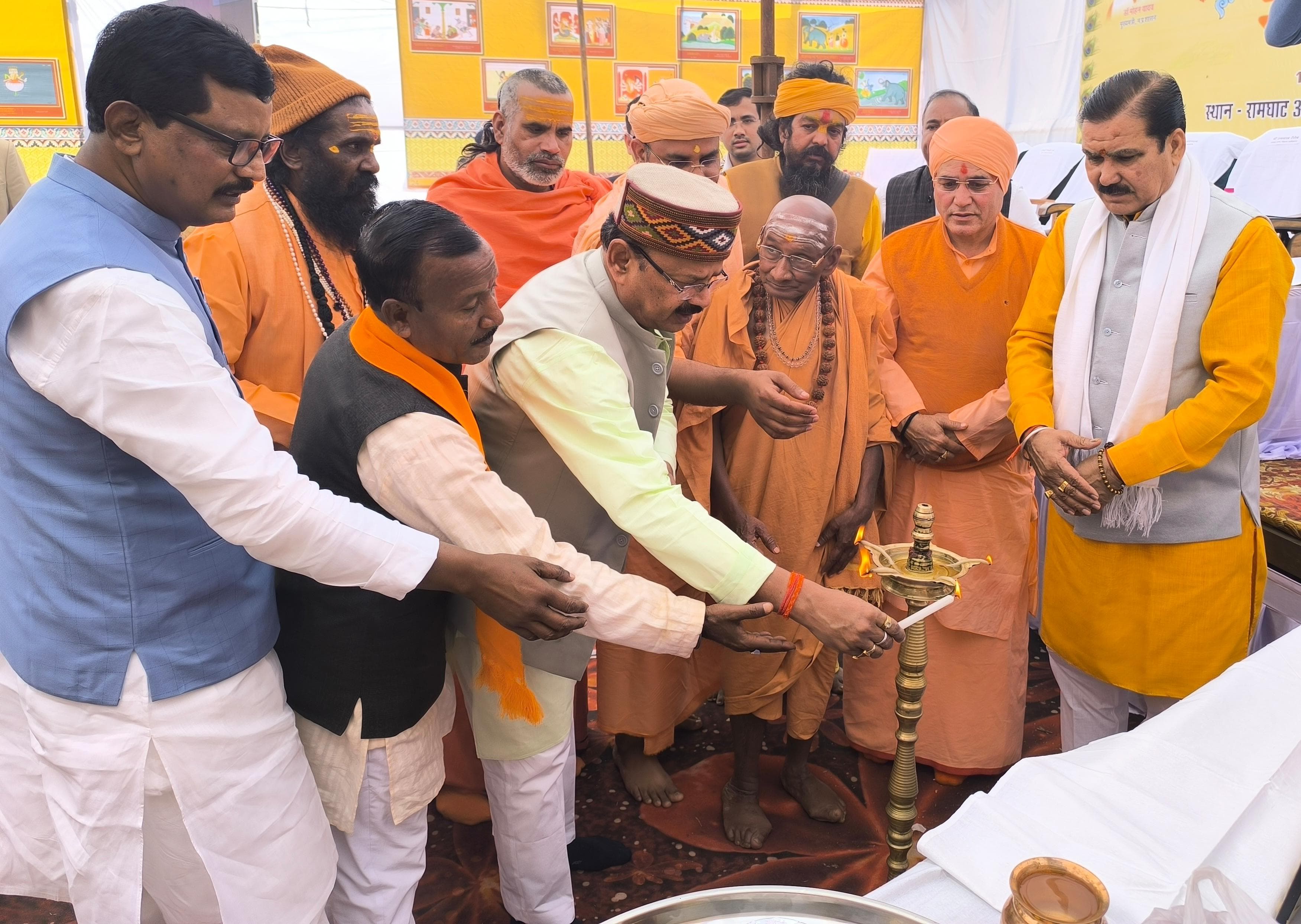मां नर्मदा के छायाचित्र के समक्ष दीप प्रज्वलित करमे अतिथि मां नर्मदा के छायाचित्र के समक्ष दीप प्रज्वलित करमे अतिथि