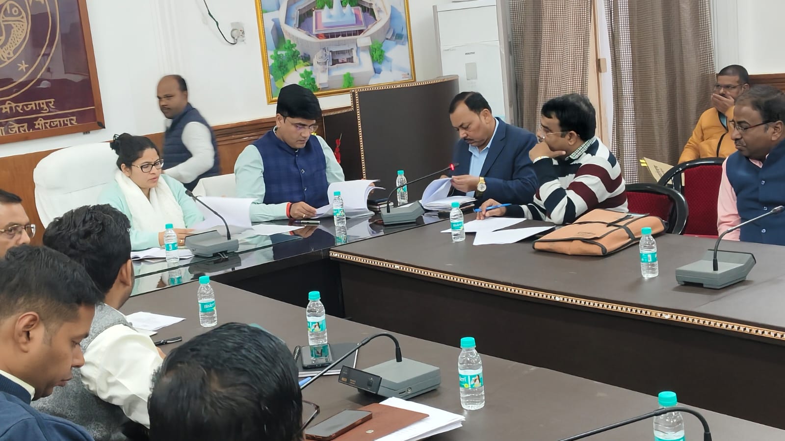 विन्ध्याचल में भीड़ प्रबंधन और सुरक्षा की तैयारियों की समीक्षा करती जिलाधिकारी प्रियंका निरंजन और पुलिस अधीक्षक अभिनंदन । विन्ध्याचल में भीड़ प्रबंधन और सुरक्षा की तैयारियों की समीक्षा करती जिलाधिकारी प्रियंका निरंजन और पुलिस अधीक्षक अभिनंदन ।