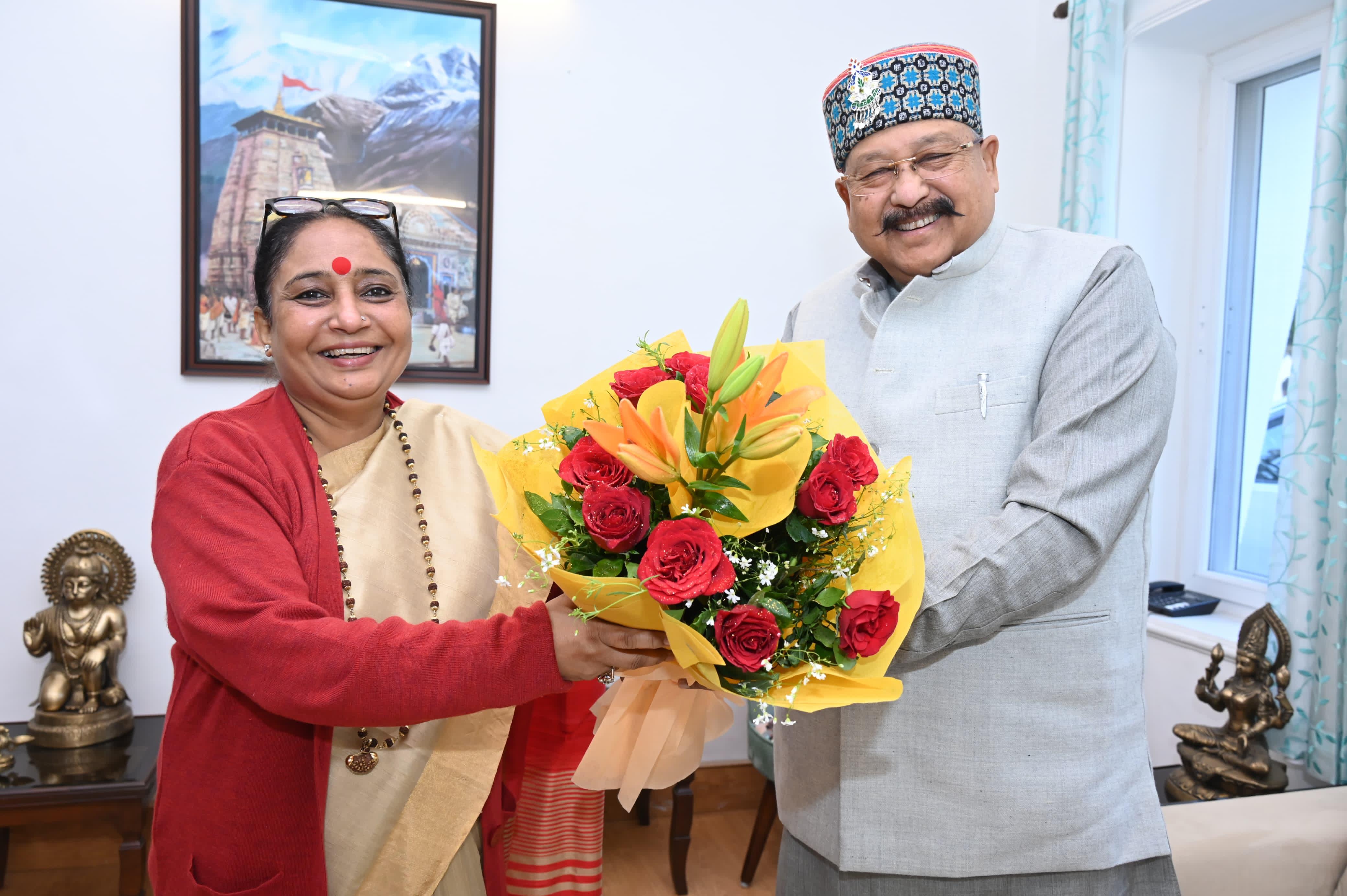 विधानसभा अध्यक्ष ऋतु खण्डूडी काे गुलदस्ता भेंट करते पर्यटन मंत्री। विधानसभा अध्यक्ष ऋतु खण्डूडी काे गुलदस्ता भेंट करते पर्यटन मंत्री।