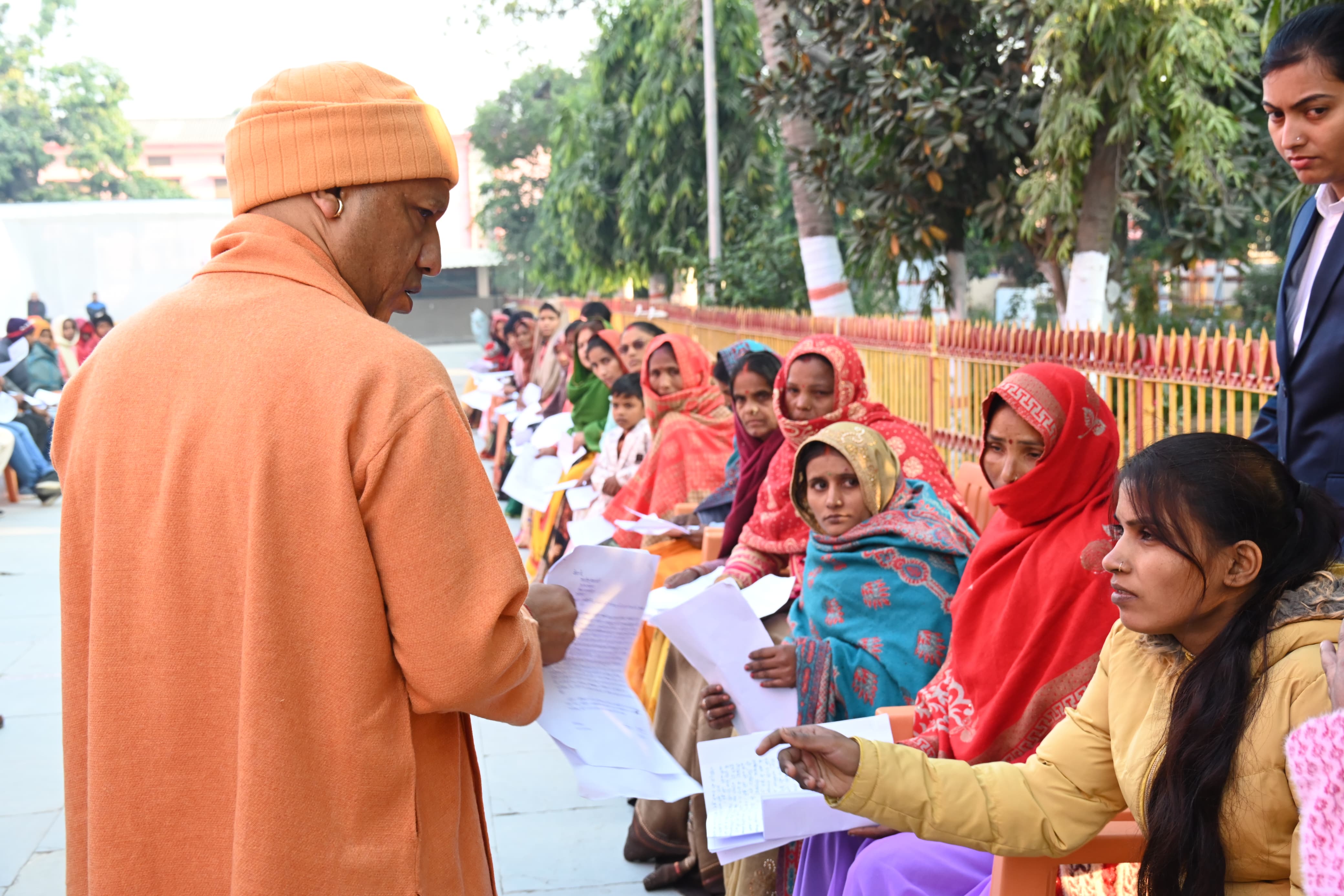 *जनता दर्शन में सीएम योगी ने सुनीं करीब 200 लोगों की समस्याएं, निस्तारण के लिए अफसरों को दिए निर्देश* *जनता दर्शन में सीएम योगी ने सुनीं करीब 200 लोगों की समस्याएं, निस्तारण के लिए अफसरों को दिए निर्देश*