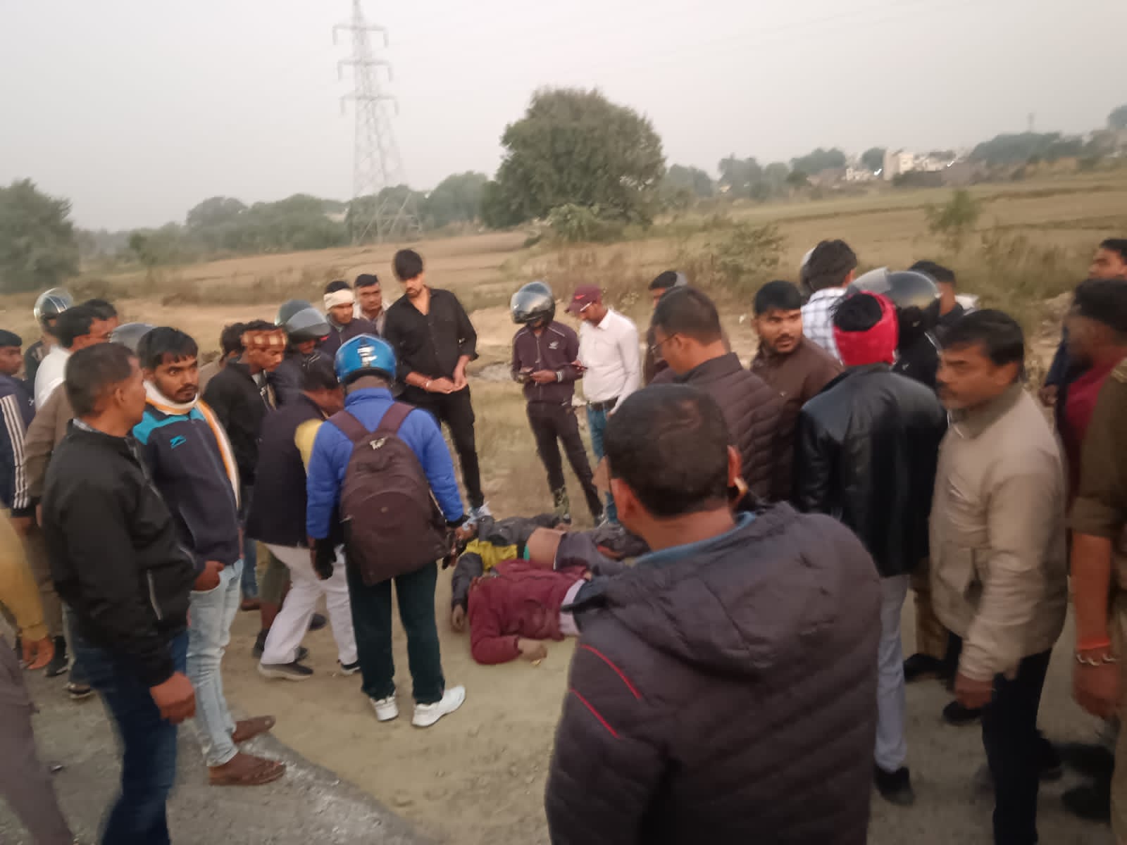 दुर्घटना स्थल पर जुटे लोग: फोटो बच्चा गुप्ता दुर्घटना स्थल पर जुटे लोग: फोटो बच्चा गुप्ता
