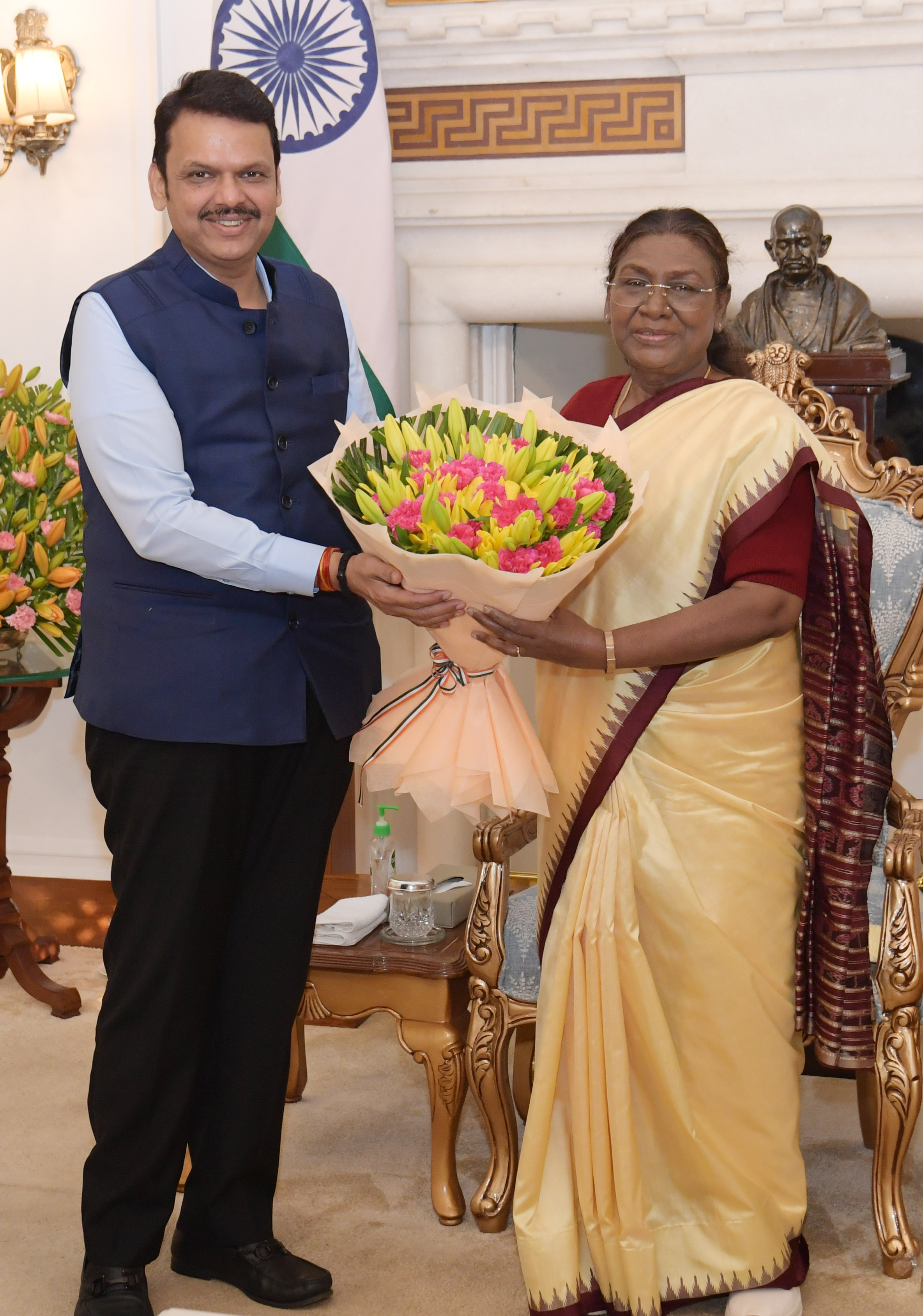 महाराष्ट्र के मुख्यमंत्री फड़नवीस नई दिल्ली में राष्ट्रपति से मुलाकात के दौरान महाराष्ट्र के मुख्यमंत्री फड़नवीस नई दिल्ली में राष्ट्रपति से मुलाकात के दौरान