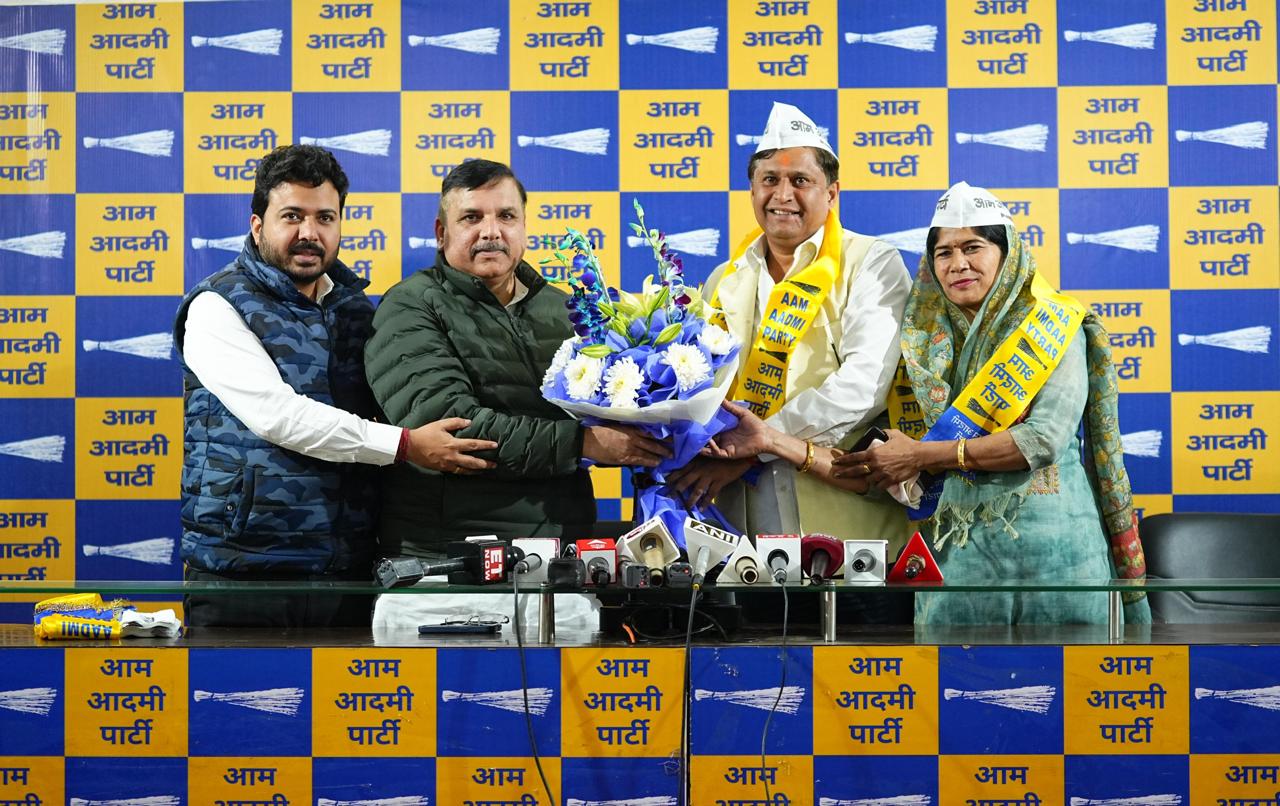 दिल्ली देहात से समाजसेवी तरुण यादव पार्षद पत्नी के साथ आआपा में शामिल हुए दिल्ली देहात से समाजसेवी तरुण यादव पार्षद पत्नी के साथ आआपा में शामिल हुए
