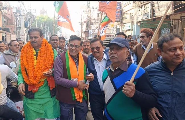 अक्षत बांटते महापौर अक्षत बांटते महापौर