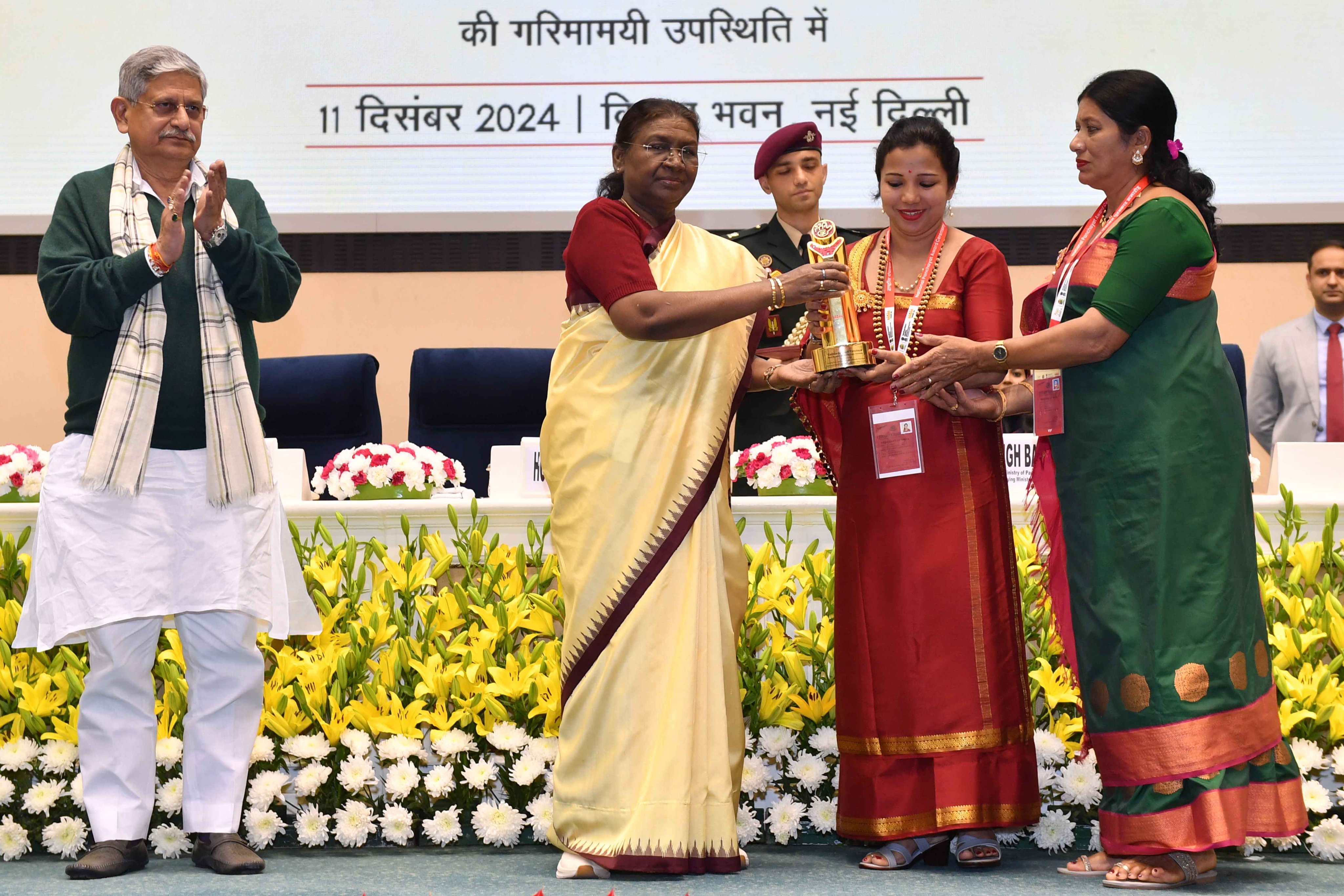 राष्ट्रपति द्रौपदी मुर्मु बुधवार को नई दिल्ली में राष्ट्रीय पंचायत पुरस्कार प्रदान करते हुए राष्ट्रपति द्रौपदी मुर्मु बुधवार को नई दिल्ली में राष्ट्रीय पंचायत पुरस्कार प्रदान करते हुए
