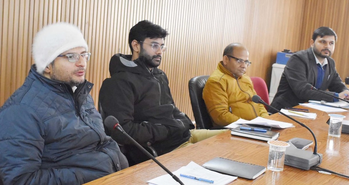 गोपेश्वर में कृषक उत्पादक संगठनों की समीक्षा बैठक लेते हुए डीएम। गोपेश्वर में कृषक उत्पादक संगठनों की समीक्षा बैठक लेते हुए डीएम।