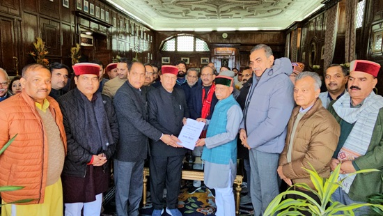 राज्यपाल को ज्ञापन सौंपते भाजपा नेता राज्यपाल को ज्ञापन सौंपते भाजपा नेता