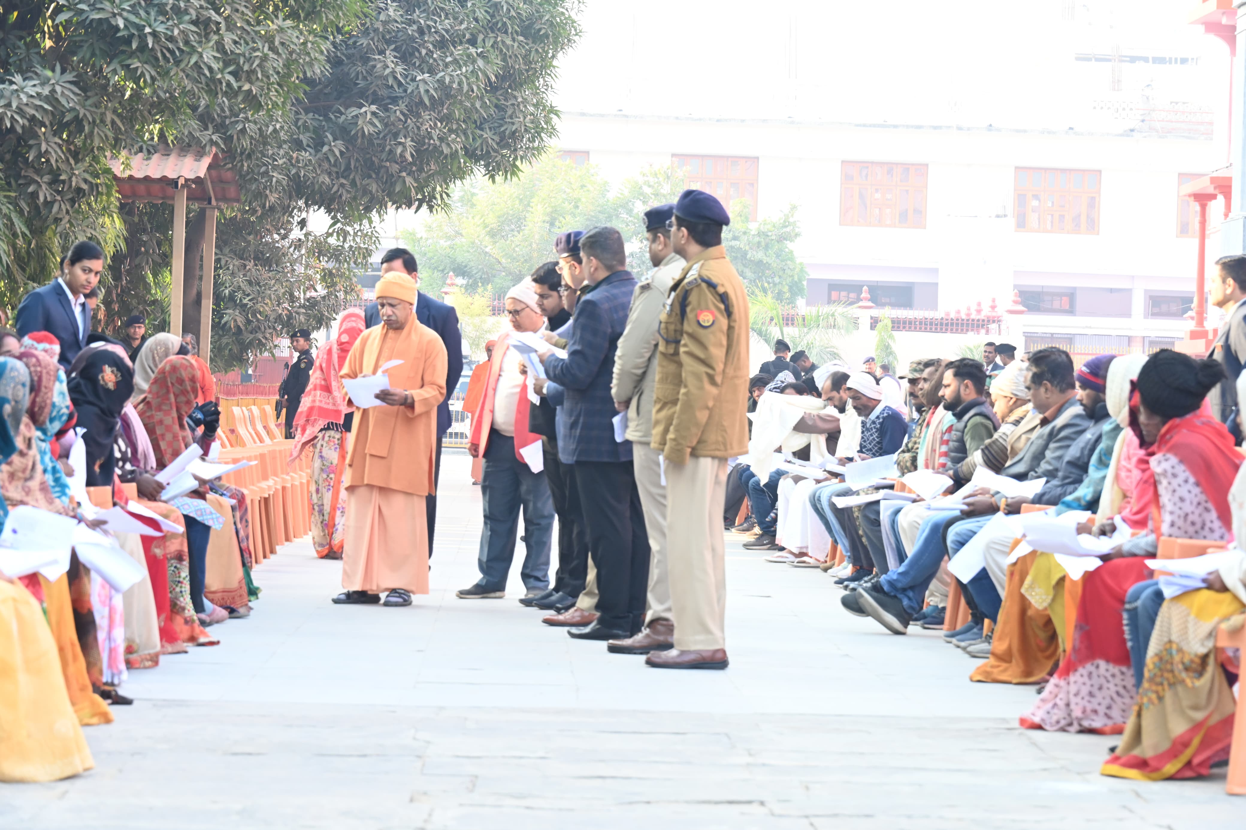 *जनता दर्शन में सीएम योगी ने सुनीं करीब 200 लोगों की समस्याएं, निस्तारण के लिए अफसरों को दिए निर्देश* *जनता दर्शन में सीएम योगी ने सुनीं करीब 200 लोगों की समस्याएं, निस्तारण के लिए अफसरों को दिए निर्देश*