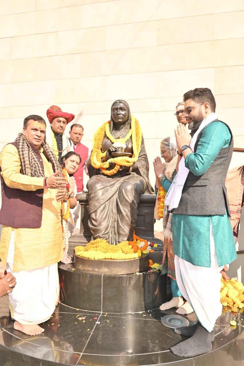 श्री काशी विश्वनाथ धाम में देवी अहिल्या बाई होल्कर की प्रतिमा का पूजन: फोटो बच्चा गुप्ता श्री काशी विश्वनाथ धाम में देवी अहिल्या बाई होल्कर की प्रतिमा का पूजन: फोटो बच्चा गुप्ता