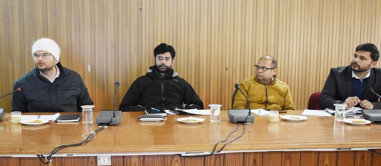 गोपेश्वर में नाबार्ड की समीक्षा बैठक लेते हुए डीएम। गोपेश्वर में नाबार्ड की समीक्षा बैठक लेते हुए डीएम।
