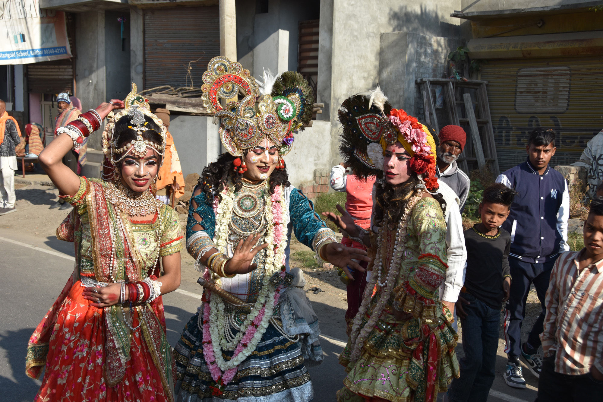 शोभायात्रा में धार्मिक झांकियां निकलते हुए कलाकार