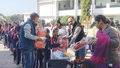 बच्चों को उपहार देते फिनोलेक्स कंपनी के अधिकारी बच्चों को उपहार देते फिनोलेक्स कंपनी के अधिकारी