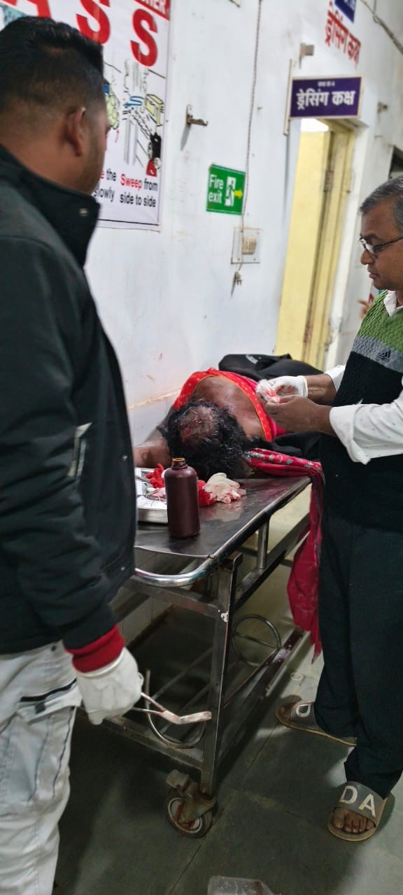 पिकअप पलटने से घायल लोगों का उपचार करते हुए डाक्टर व स्वास्थ्य टीम। पिकअप पलटने से घायल लोगों का उपचार करते हुए डाक्टर व स्वास्थ्य टीम।