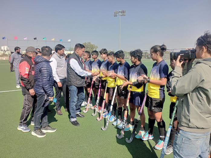 मंदसौर में चल रही नेशनल हॉकी चौंपियनशिप, सभी खिलाड़ी पहुंचे भगवान पशुपतिनाथ की शरण में मंदसौर में चल रही नेशनल हॉकी चौंपियनशिप, सभी खिलाड़ी पहुंचे भगवान पशुपतिनाथ की शरण में