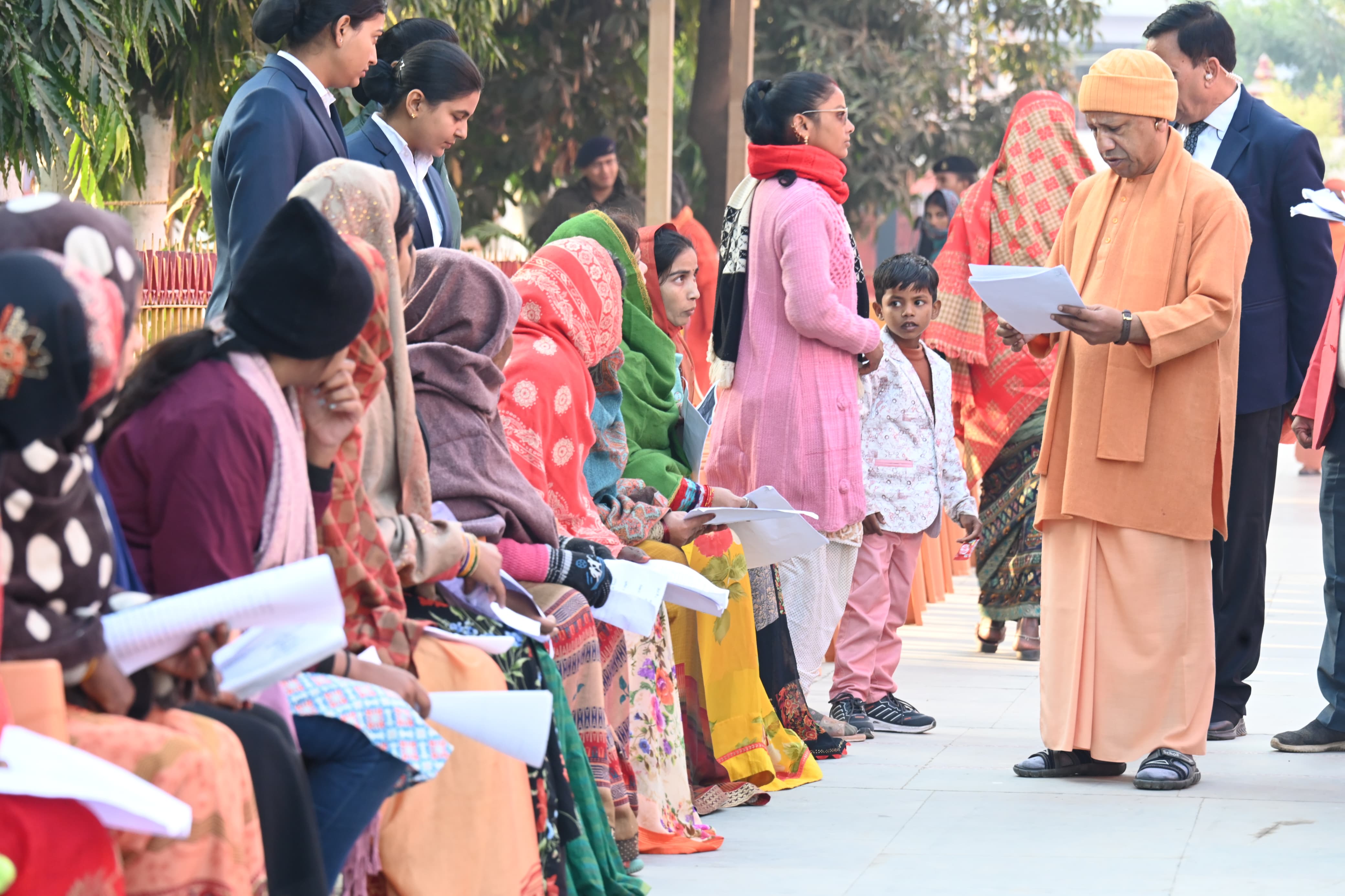 *जनता दर्शन में सीएम योगी ने सुनीं करीब 200 लोगों की समस्याएं, निस्तारण के लिए अफसरों को दिए निर्देश* *जनता दर्शन में सीएम योगी ने सुनीं करीब 200 लोगों की समस्याएं, निस्तारण के लिए अफसरों को दिए निर्देश*