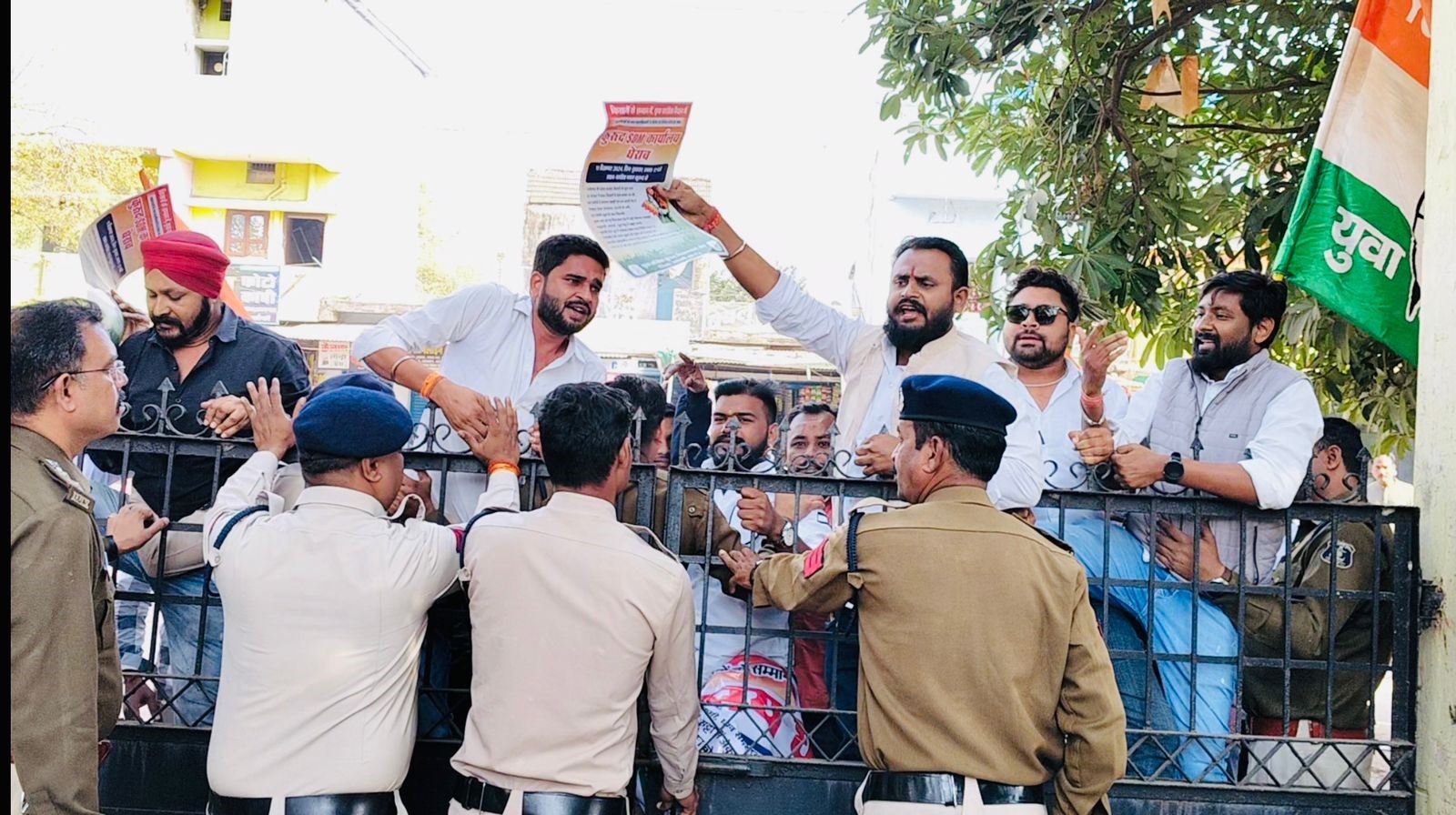 एसडीएम कार्यालय का घेराव करते हुए कुरूद के युकांई। एसडीएम कार्यालय का घेराव करते हुए कुरूद के युकांई।