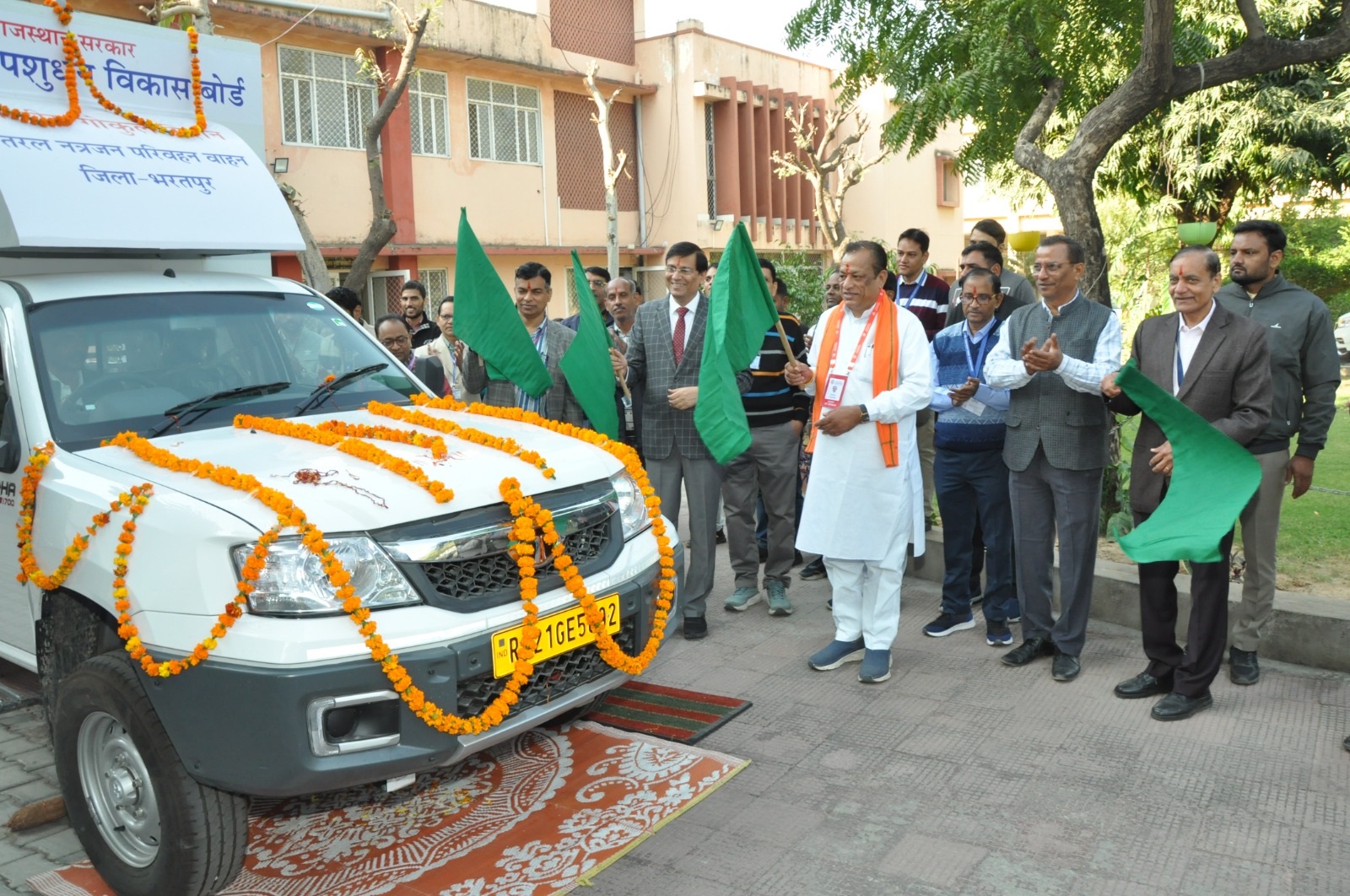 तरल नत्रजन परिवहन वाहनों की विधिवत पूजा कर उन्हें हरी झंडी दिखाते मंत्री