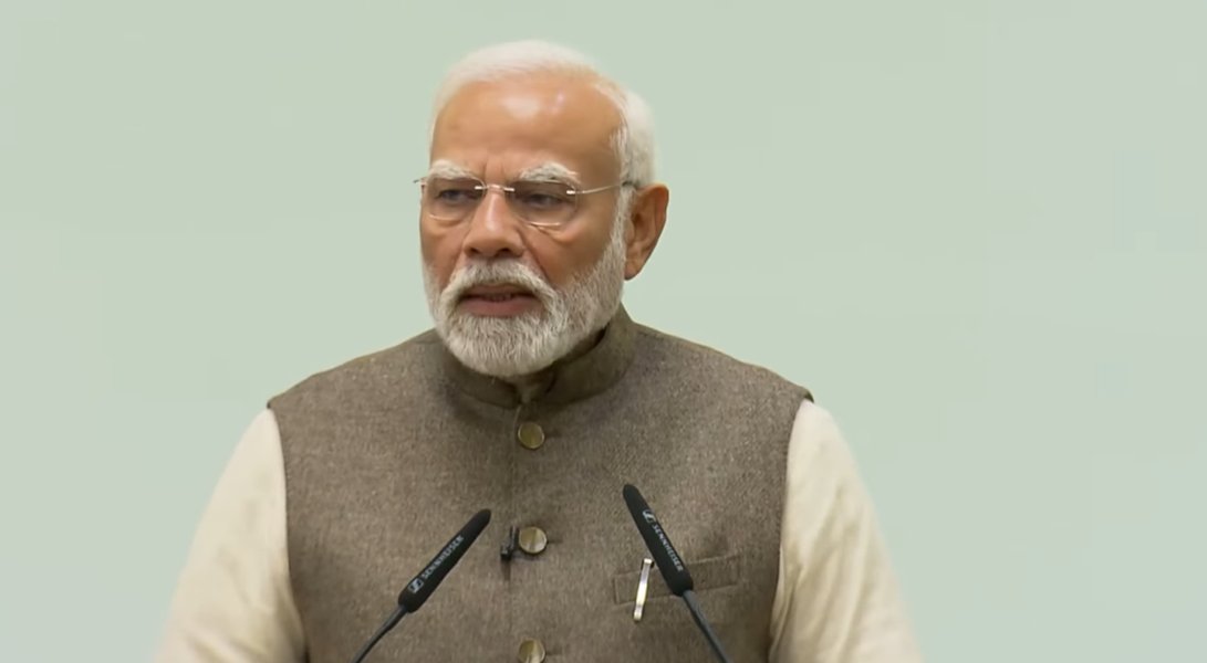 प्रधानमंत्री नरेन्द्र मोदी बुधवार को नई दिल्ली में महान तमिल कवि सुब्रमण्य भारती की संपूर्ण रचनाओं के संग्रह का विमोचन करने के बाद कार्यक्रम को संबोधित करते हुए