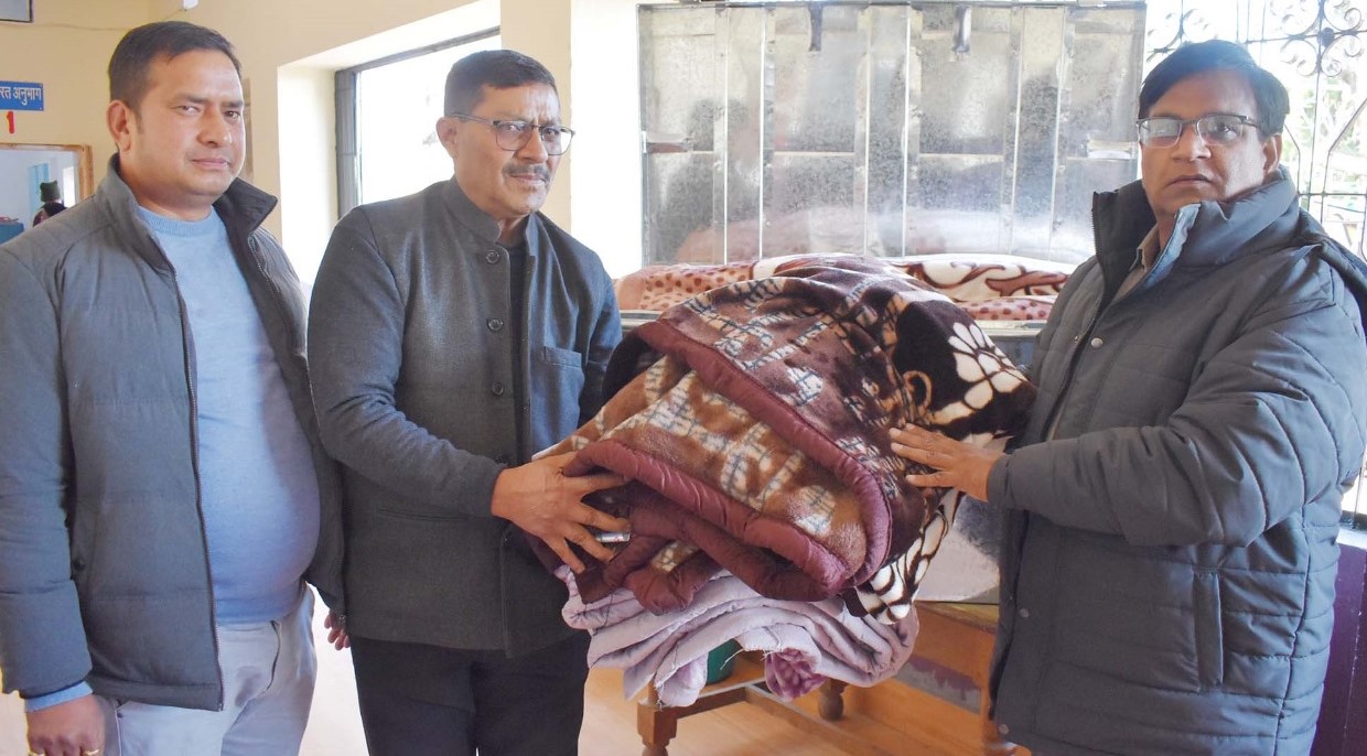 गोपेश्वर में अनसूया मेले के लिए श्रद्धालुओं को कंबल देते हुए एडीएम। गोपेश्वर में अनसूया मेले के लिए श्रद्धालुओं को कंबल देते हुए एडीएम।