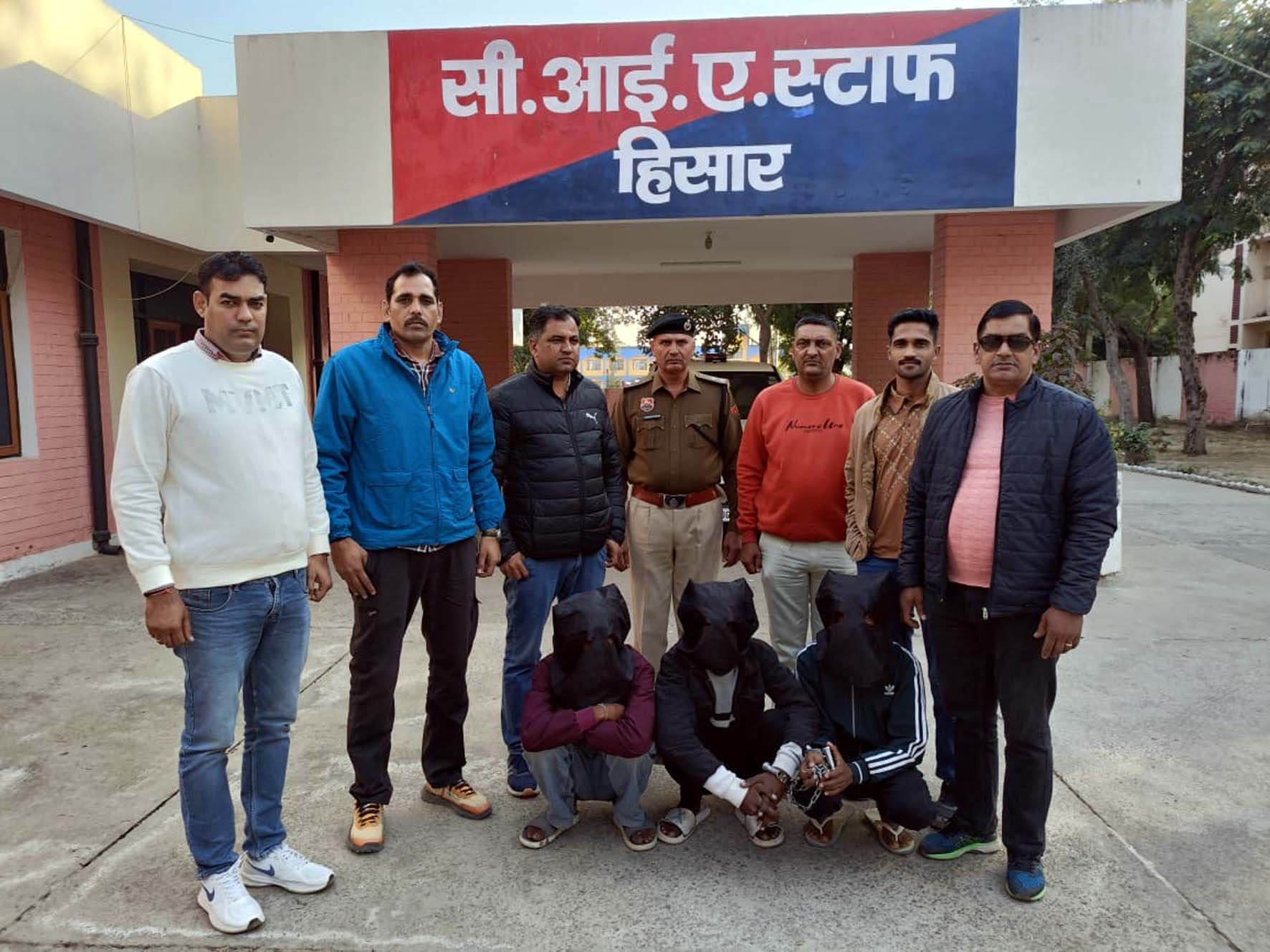 हत्या मामले में पकड़े गए तीनों आरोपित। हत्या मामले में पकड़े गए तीनों आरोपित।