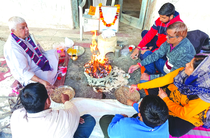 स्मृति दिवस पर हवन करते हुए स्मृति दिवस पर हवन करते हुए