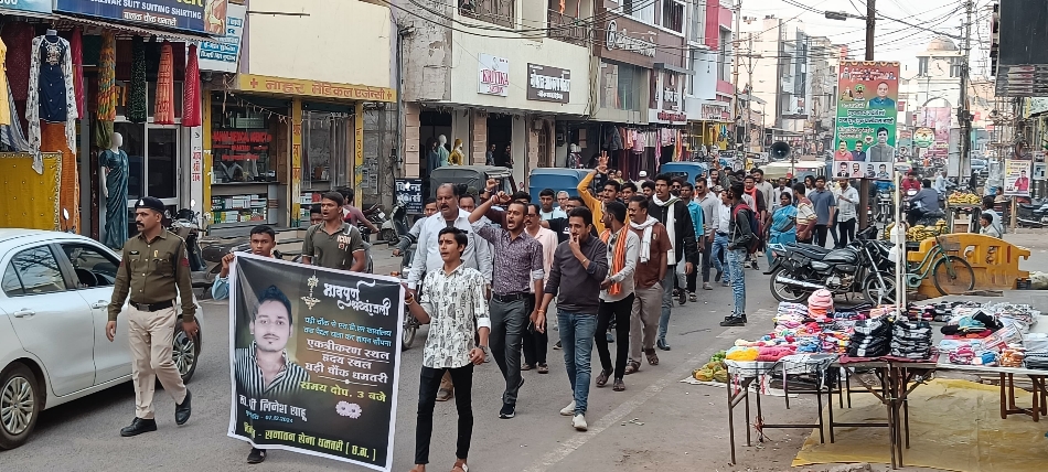 सनातन सेना के पदाधिकारी पैदल यात्रा कर एसडीएम कार्यालय जाते हुए। सनातन सेना के पदाधिकारी पैदल यात्रा कर एसडीएम कार्यालय जाते हुए।